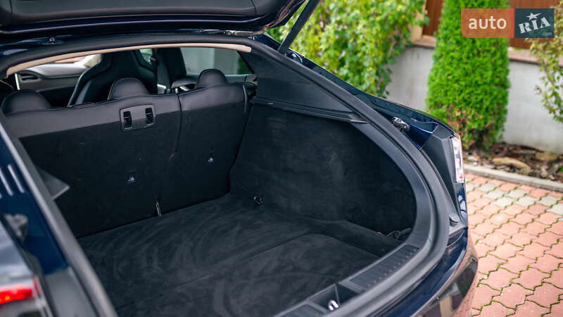 Ліфтбек Tesla Model S 2013 в Чернівцях