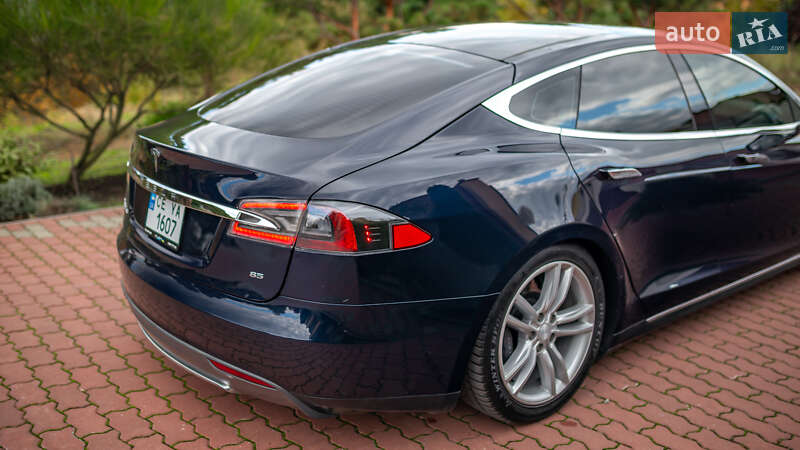 Ліфтбек Tesla Model S 2013 в Чернівцях