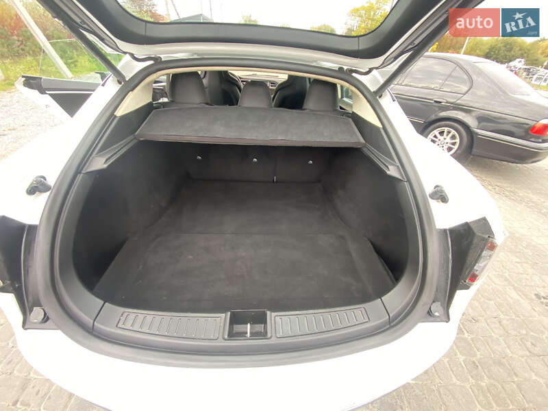 Ліфтбек Tesla Model S 2015 в Львові
