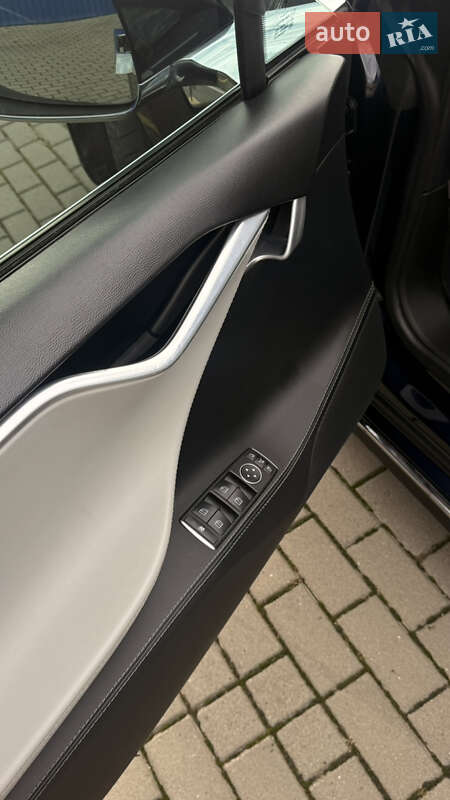 Лифтбек Tesla Model S 2014 в Нововолынске