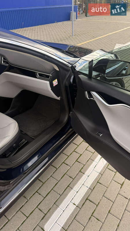 Лифтбек Tesla Model S 2014 в Нововолынске