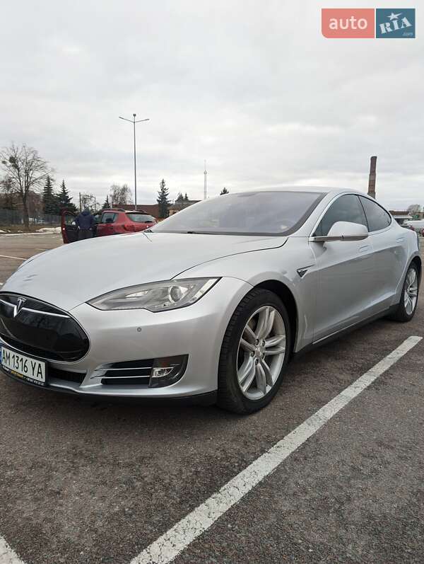Tesla Model S 2014