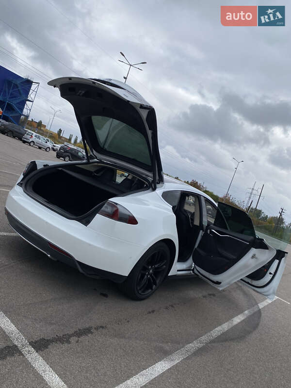 Лифтбек Tesla Model S 2014 в Ровно
