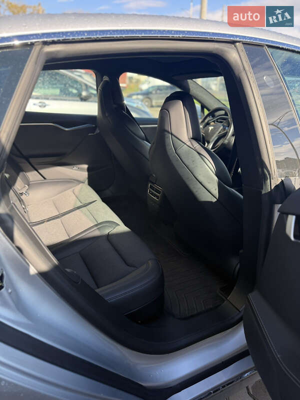 Ліфтбек Tesla Model S 2017 в Радехові