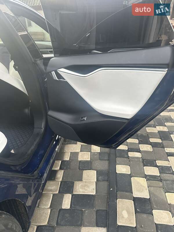 Лифтбек Tesla Model S 2017 в Житомире