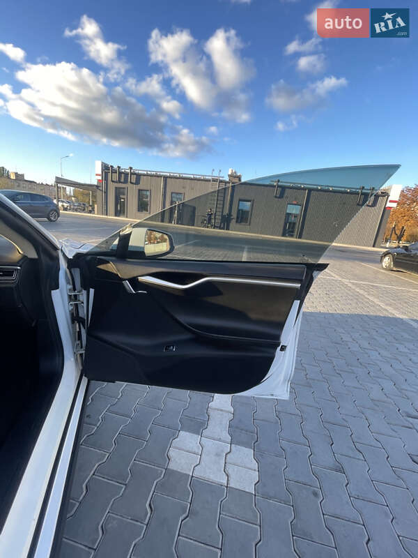 Ліфтбек Tesla Model S 2013 в Кривому Розі