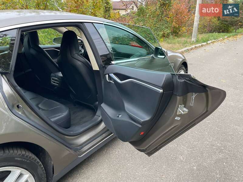 Ліфтбек Tesla Model S 2015 в Києві