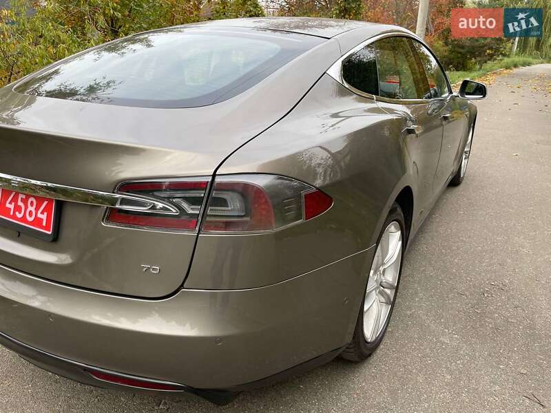 Ліфтбек Tesla Model S 2015 в Києві