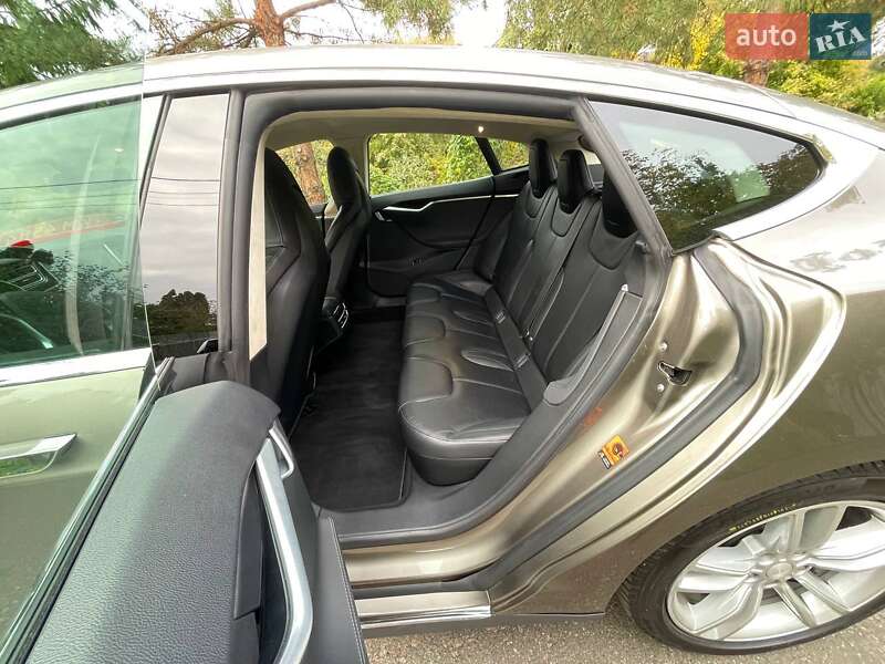 Ліфтбек Tesla Model S 2015 в Києві