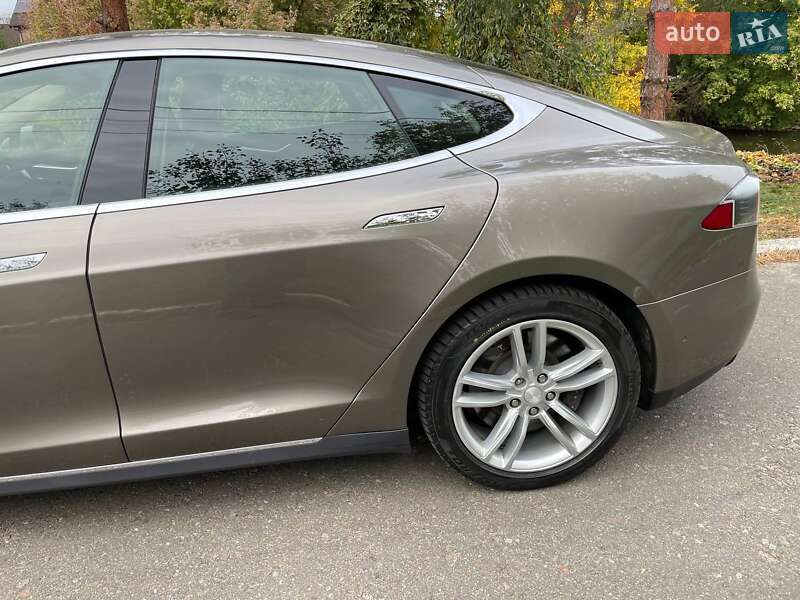 Ліфтбек Tesla Model S 2015 в Києві