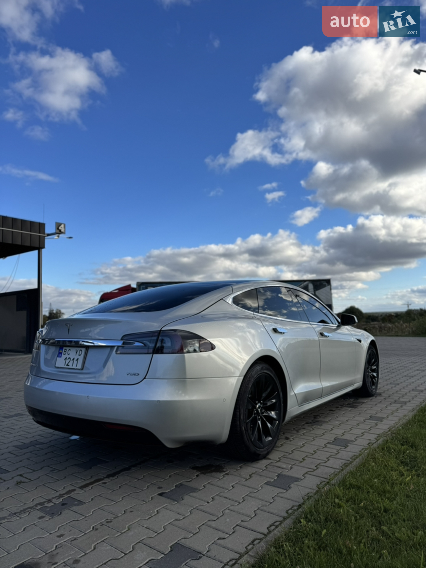 Tesla Model S 2018 VIN 5YJSA1E29JF280638 фото оголошення 4 з 13