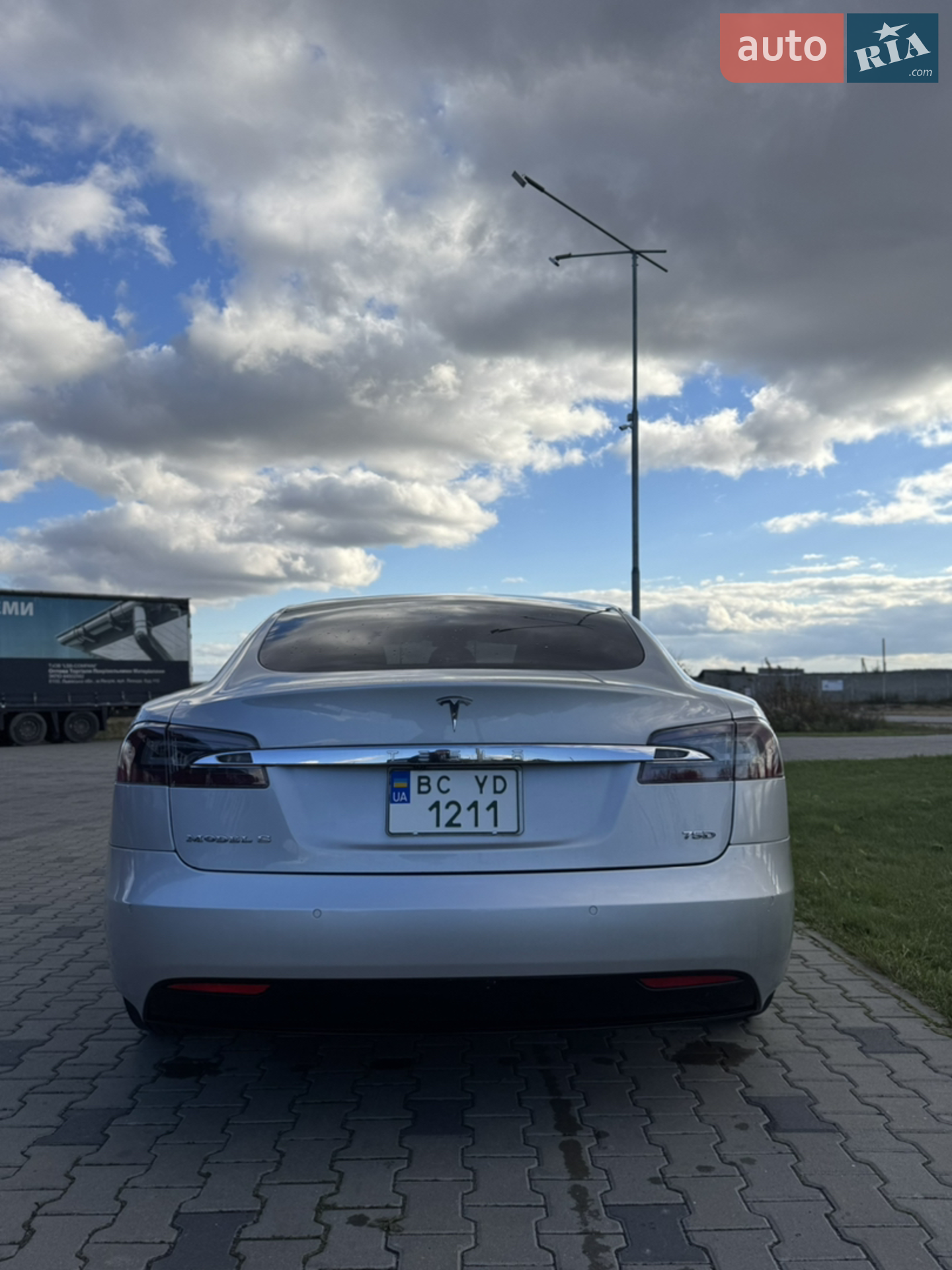 Tesla Model S 2018 VIN 5YJSA1E29JF280638 фото оголошення 5 з 13