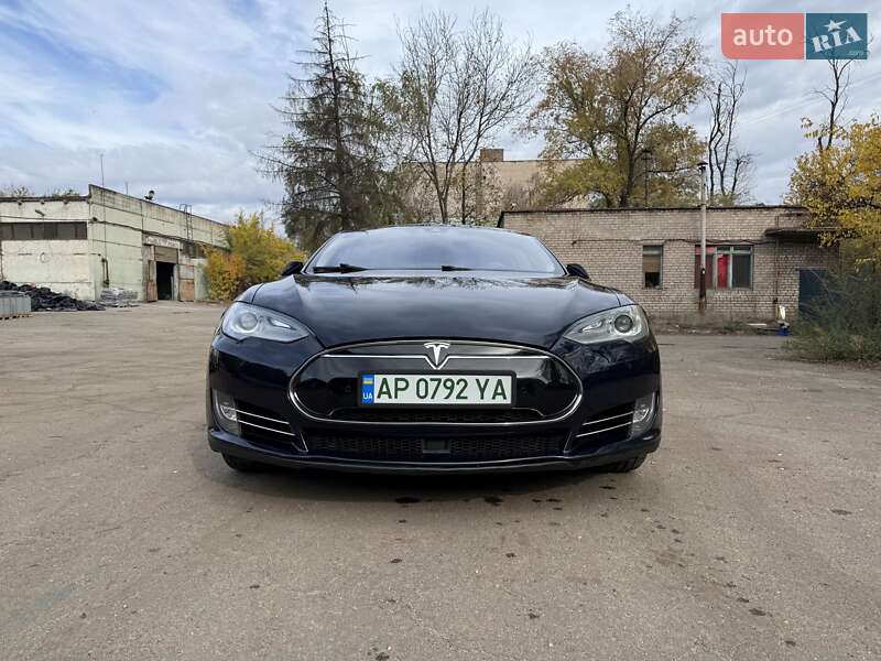 Лифтбек Tesla Model S 2015 в  фото Лифтбек Tesla Model S 2015 в
