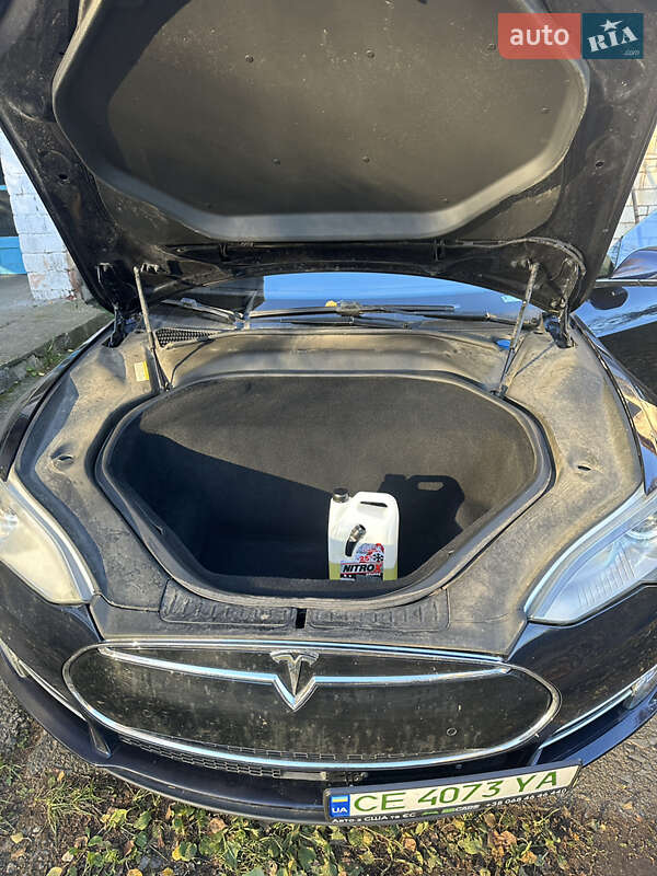 Лифтбек Tesla Model S 2015 в Черновцах