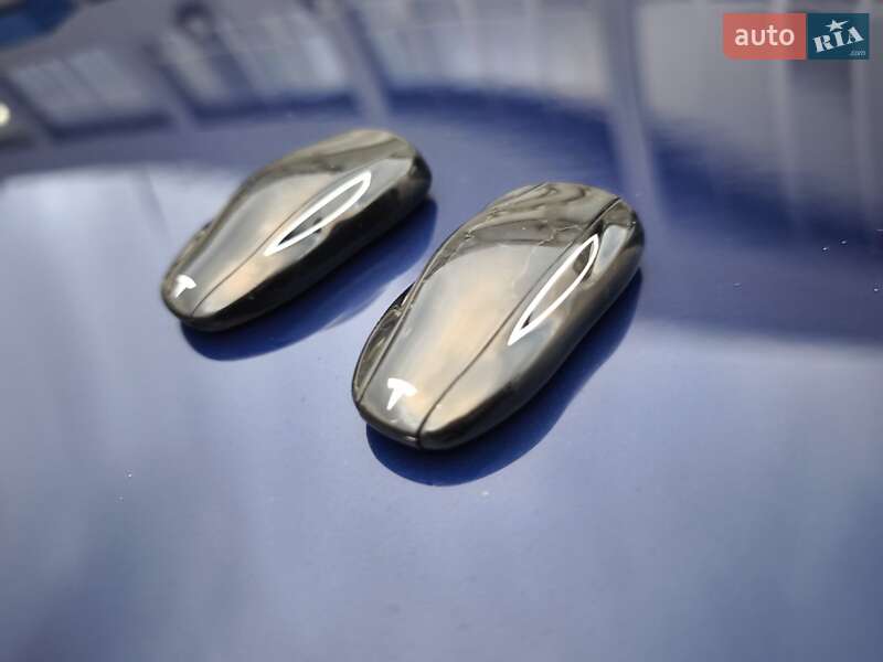 Лифтбек Tesla Model S 2017 в Киеве