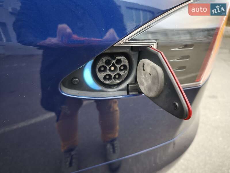 Лифтбек Tesla Model S 2017 в Киеве