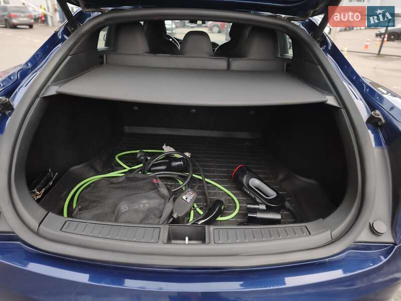 Лифтбек Tesla Model S 2017 в Киеве