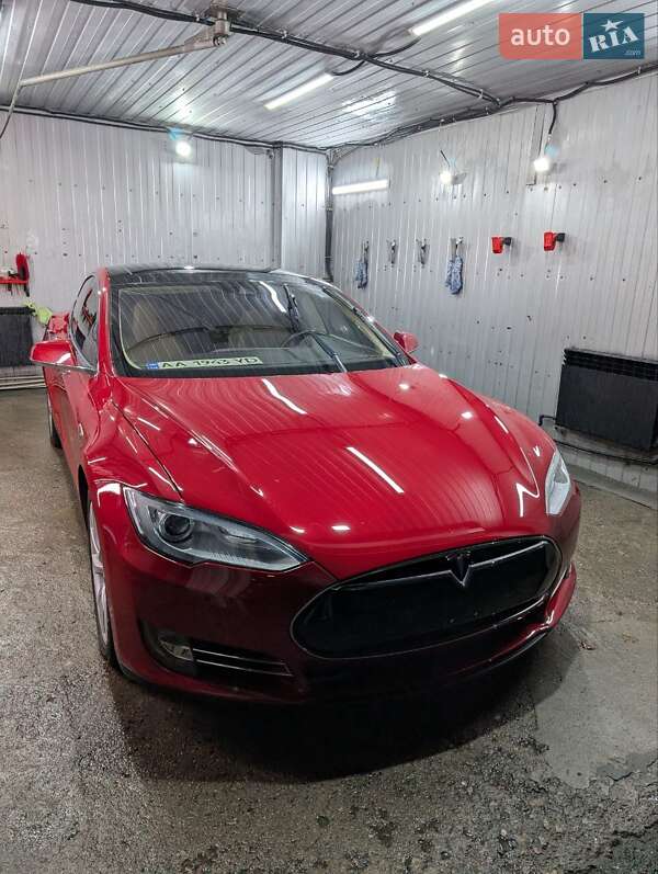 Ліфтбек Tesla Model S 2015 в Києві