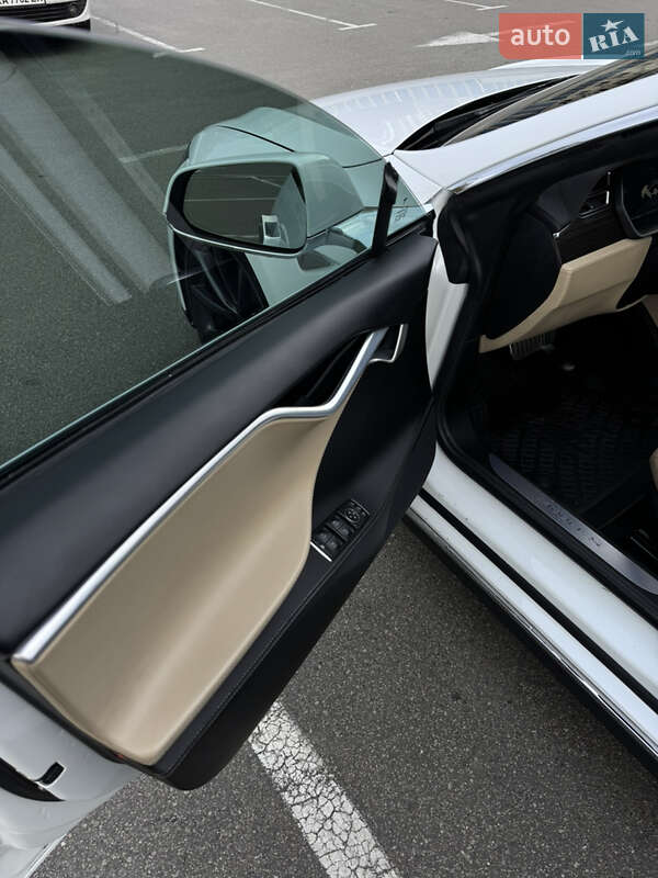 Лифтбек Tesla Model S 2015 в Киеве фото 13 Лифтбек Tesla Model S 2015 в Киеве