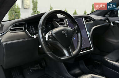 Ліфтбек Tesla Model S 2015 в  фото 30 Ліфтбек Tesla Model S 2015 в