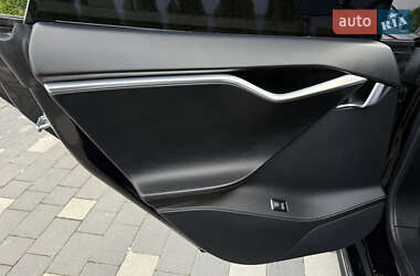 Ліфтбек Tesla Model S 2015 в  фото 35 Ліфтбек Tesla Model S 2015 в