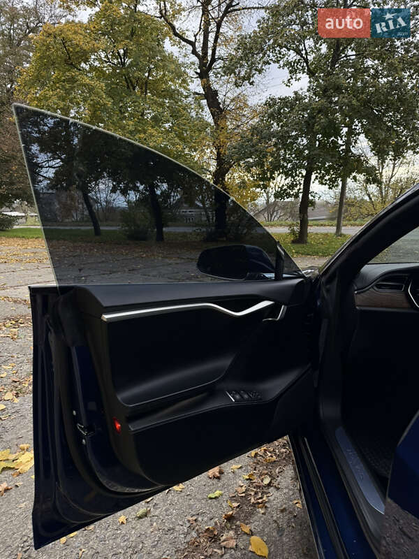 Лифтбек Tesla Model S 2017 в Снятине