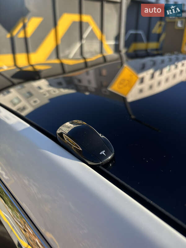 Ліфтбек Tesla Model S 2019 в Харкові