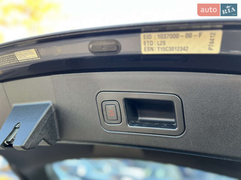 Ліфтбек Tesla Model S 2015 в Києві фото 36 Ліфтбек Tesla Model S 2015 в Києві