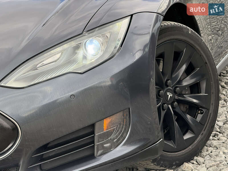 Ліфтбек Tesla Model S 2015 в Стрию
