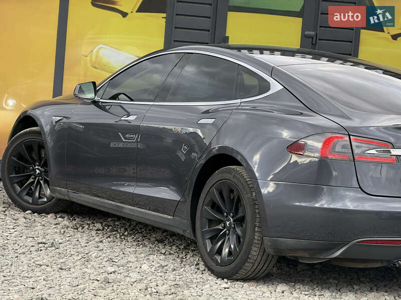 Ліфтбек Tesla Model S 2015 в Стрию