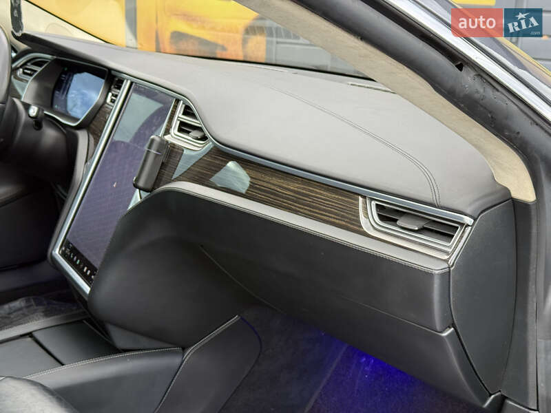 Ліфтбек Tesla Model S 2015 в Стрию