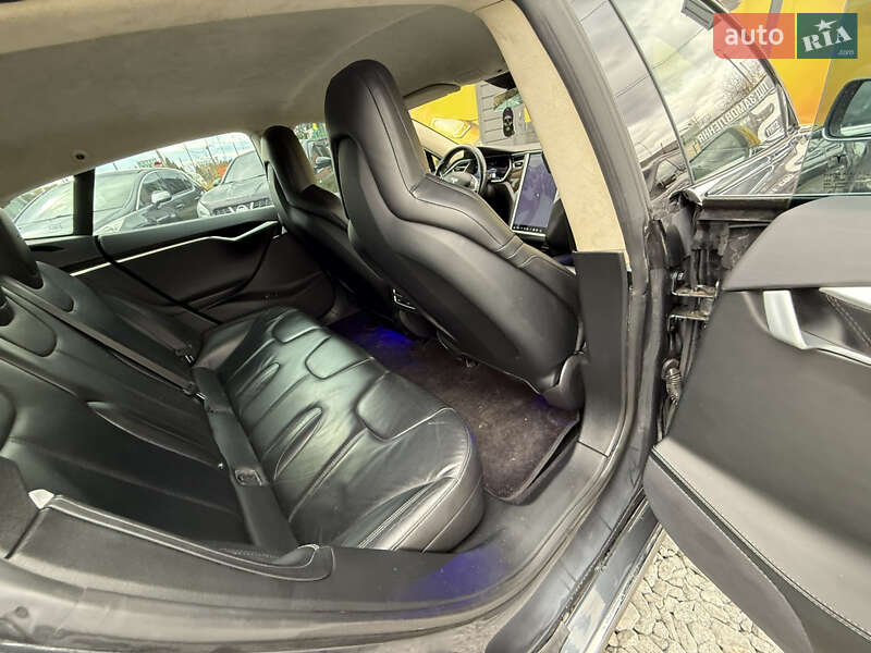 Ліфтбек Tesla Model S 2015 в Стрию