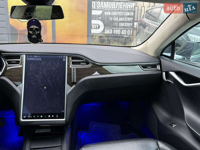 Ліфтбек Tesla Model S 2015 в Стрию