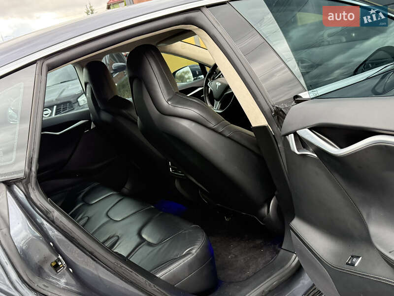 Ліфтбек Tesla Model S 2015 в Стрию
