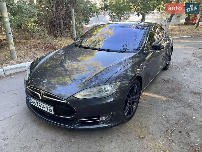 Tesla Model S 2015