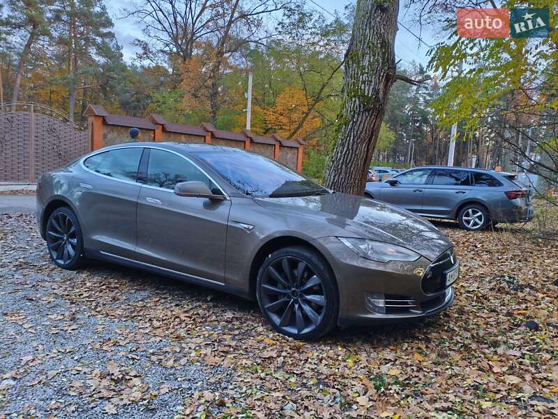 Лифтбек Tesla Model S 2015 в Житомире фото 3 Лифтбек Tesla Model S 2015 в Житомире