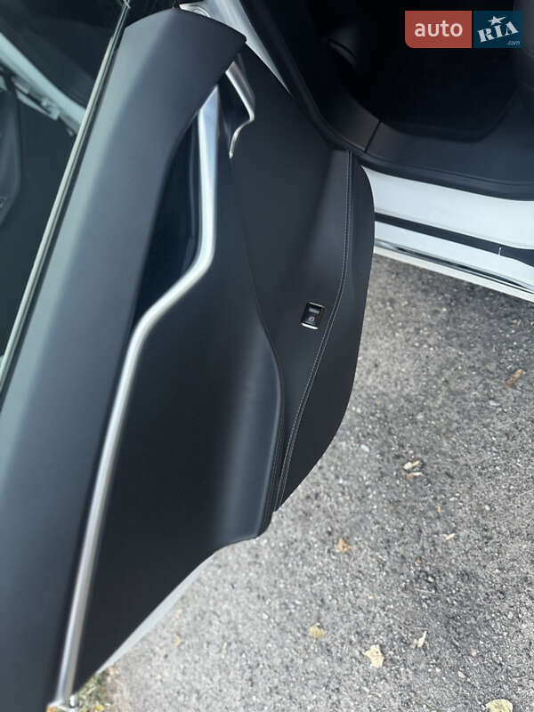 Лифтбек Tesla Model S 2017 в Киеве