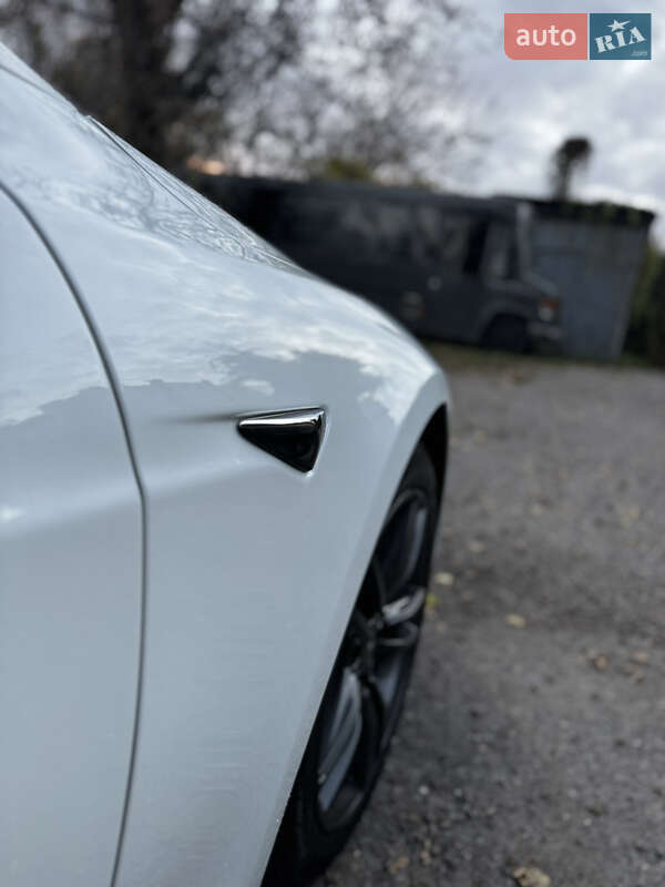 Лифтбек Tesla Model S 2017 в Киеве