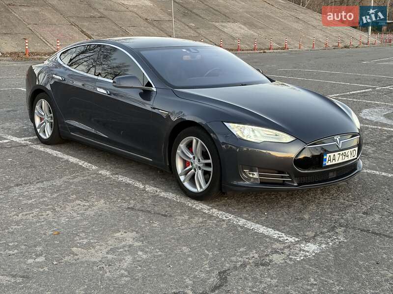 Ліфтбек Tesla Model S 2015 в Києві