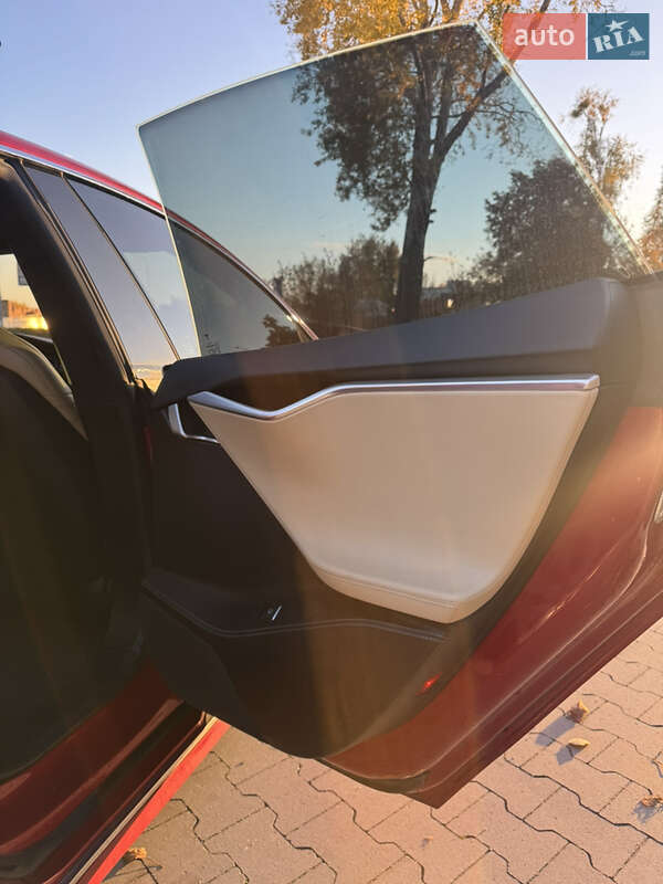 Ліфтбек Tesla Model S 2016 в Києві фото 25 Ліфтбек Tesla Model S 2016 в Києві