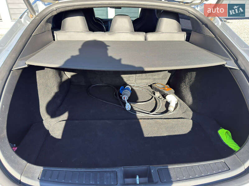 Ліфтбек Tesla Model S 2017 в Львові
