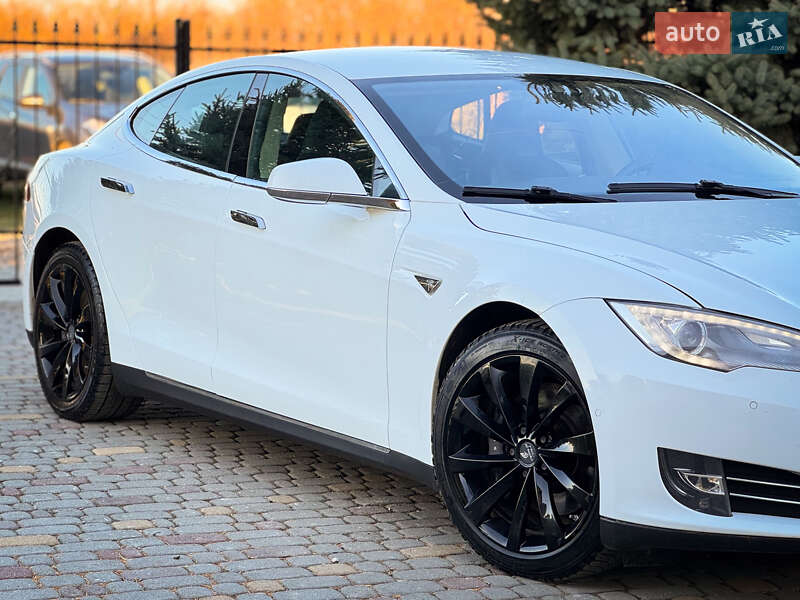 Лифтбек Tesla Model S 2015 в Дрогобыче