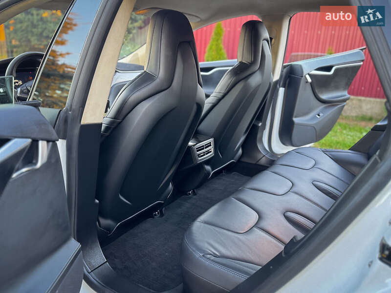 Лифтбек Tesla Model S 2015 в Дрогобыче