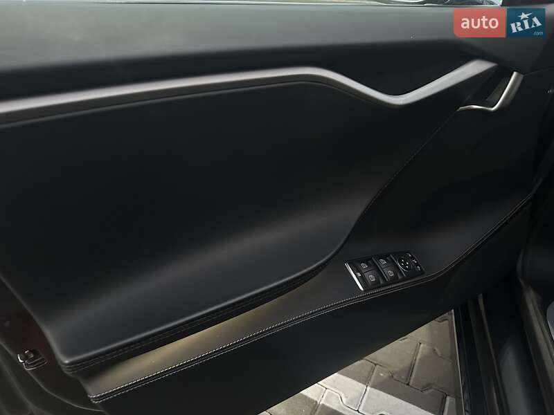 Лифтбек Tesla Model S 2018 в Киеве