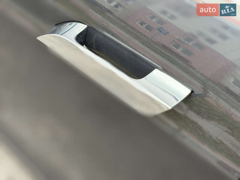 Лифтбек Tesla Model S 2018 в Виннице