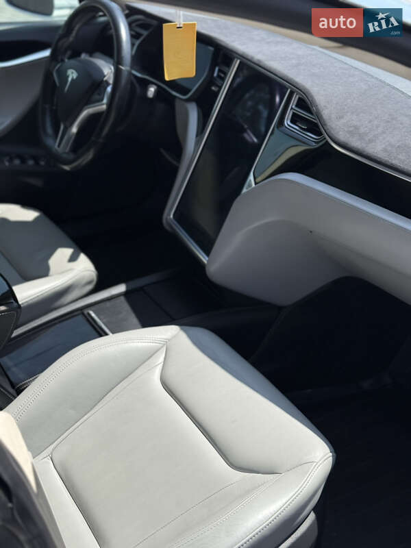 Ліфтбек Tesla Model S 2015 в Чернівцях