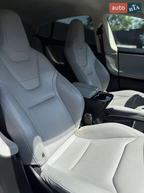 Ліфтбек Tesla Model S 2015 в Чернівцях