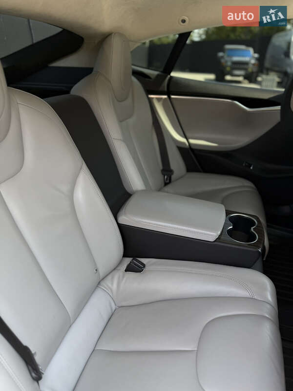 Ліфтбек Tesla Model S 2015 в Чернівцях