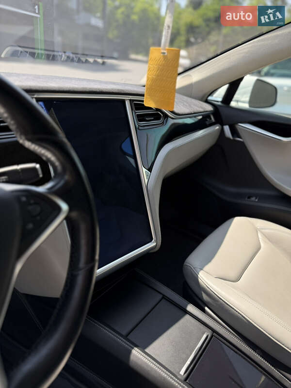 Ліфтбек Tesla Model S 2015 в Чернівцях