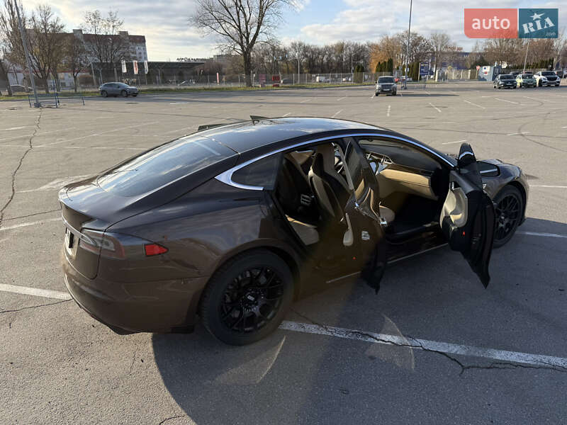 Ліфтбек Tesla Model S 2014 в Дніпрі фото 23 Ліфтбек Tesla Model S 2014 в Дніпрі